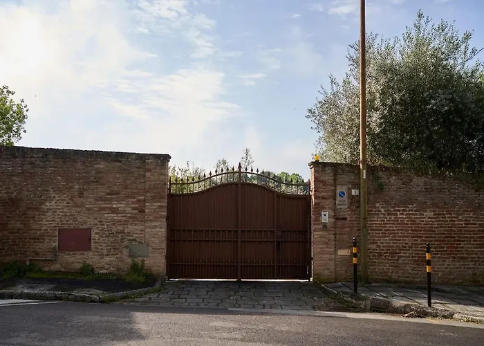 La Loggia Free Parking,ac Siena